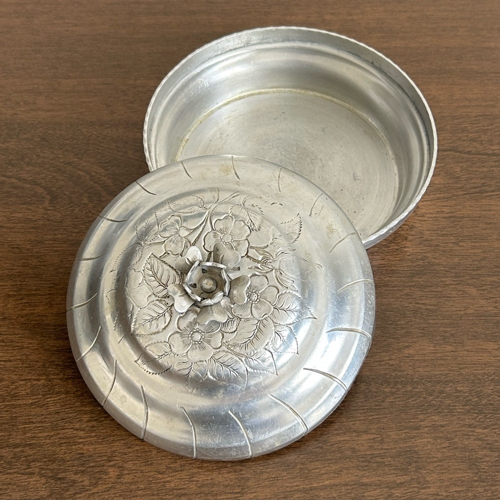 VTG WORLD HAND FORGED ALUMINUM COVERED DISH WITH ROSE ~ CANDY TRINKETS JEWELRY